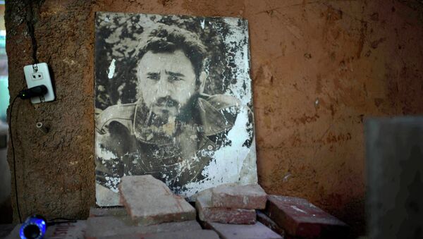 A black and white image of Fidel Castro is propped up against a wall in an apartment building undergoing renovations in Old Havana, Cuba - Sputnik Mundo