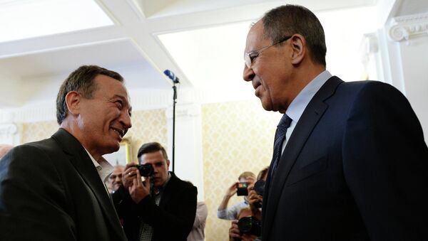Ministro de Exteriores de Rusia, Serguéi Lavrov (dcha.) durante el encuentro con Haytham Manna - Sputnik Mundo