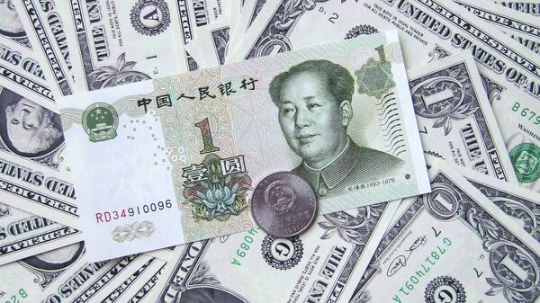 Yuan chino y dólares estadounidenses - Sputnik Mundo
