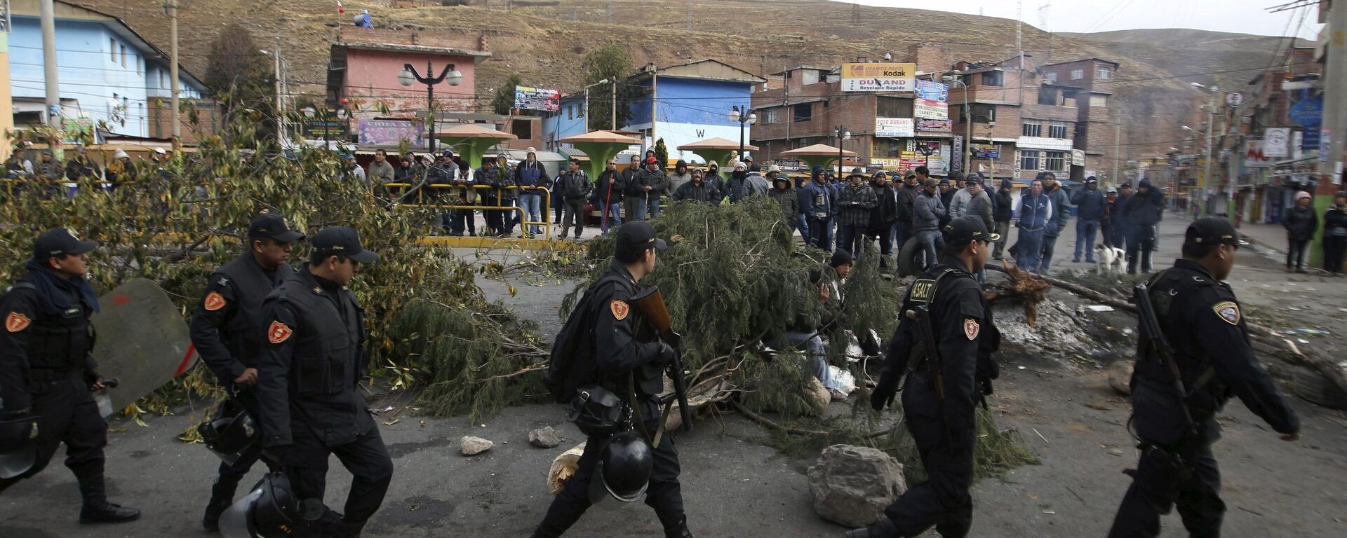Police patrol as residents and miners block the main road of Carretera Central, as part of a protest at Doe Run metallurgical complex, in La Oroya, in the Andean region of Junin, Peru, August 12, 2015 - Sputnik Mundo, 1920, 17.02.2022
