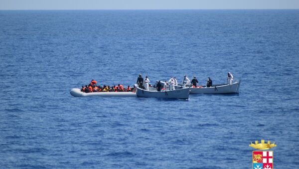 Migrantes tras ser rescatados por autoridades italianos - Sputnik Mundo