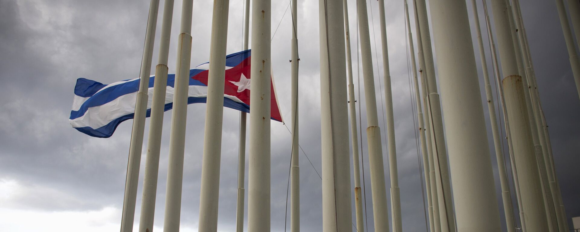A man lowers the Cuban flag in Havana, August 15, 2015 - Sputnik Mundo, 1920, 17.10.2021