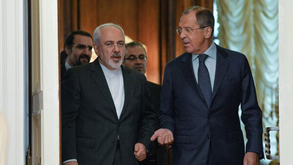 Ministro de Exteriores de Rusia, Serguéi Lavrov (dcha.) con su homólogo iraní, Mohamad Yavad Zarif - Sputnik Mundo