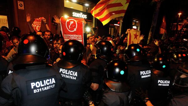 Policías españoles bloquean los miembros de CUP - Sputnik Mundo