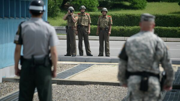 Soldados de Corea del Sur y de Corea del Norte en la zona desmilitarizada (archivo) - Sputnik Mundo