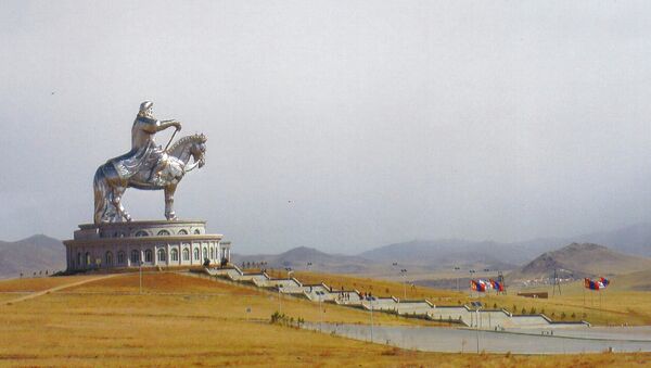 The 40-metre (131-foot) tall Genghis Khan Equestrian Statue at the Genghis Khan Statue Complex 30 miles from Ulaanbaatar, Mongolia. - Sputnik Mundo