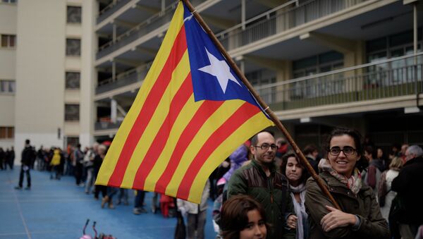 Catalanes con la bandera de Cataluña (archivo) - Sputnik Mundo