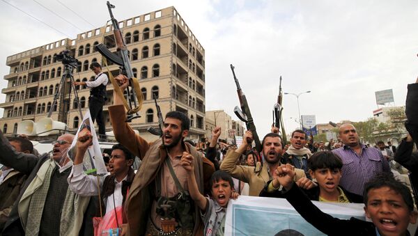 Followers of the Houthi movement raise their rifles as they shout slogans during a rally against the Saudi-led coalition in Yemen's capital Sanaa, August 11, 2015 - Sputnik Mundo