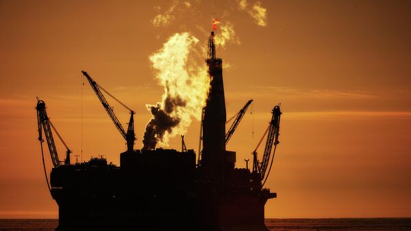 El precio del petróleo Urals cae un 38% en enero - Sputnik Mundo