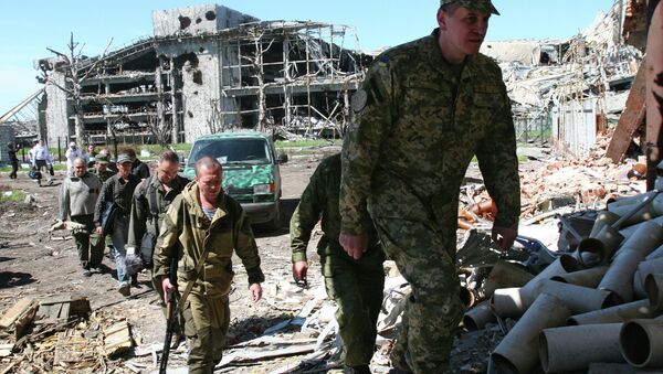 Milicianos de Donbás y representantes de Ejército de Ucrania - Sputnik Mundo