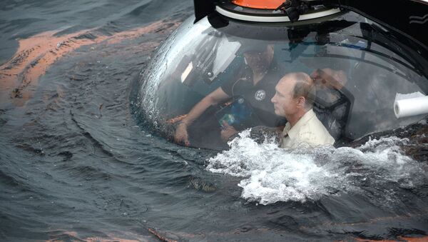 El presidente ruso, Vladímir Putin, desciende en batiscafo a una profundidad de más de 80 metros en el mar Negro - Sputnik Mundo