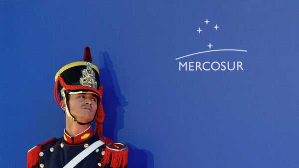 Un guardia de honor durante la Cumbre de Mercosur en Argentina - Sputnik Mundo