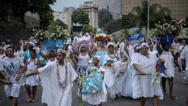Creyentes afroumbandistas llevan ofrendas para Iemanjá, la Diosa del Mar de la religión afroamericana, en Río de Janeiro, Brasil - Sputnik Mundo