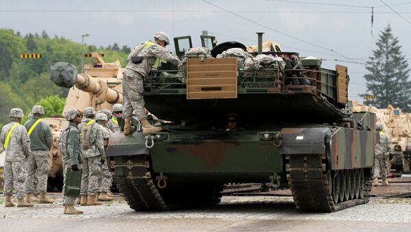 Soldados estadounidenses descargan un tanque M1 Abrams - Sputnik Mundo