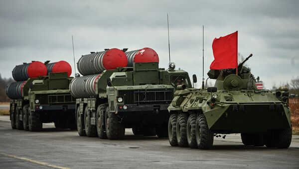 Sistemas de misiles antiaéreos S-300 y un blindado BTR-82 - Sputnik Mundo
