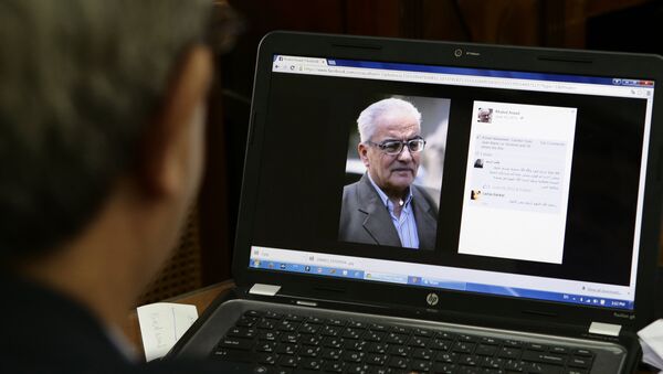 Foto del profesor Jalid Asad en la pantalla de un laptop - Sputnik Mundo