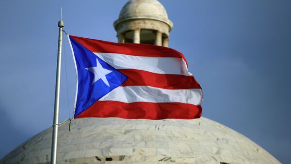 Bandera puertorriqueña y el Capitolio de Puerto Rico en San Juan - Sputnik Mundo