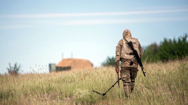 Soldado ucraniano busca minas en Donbás - Sputnik Mundo