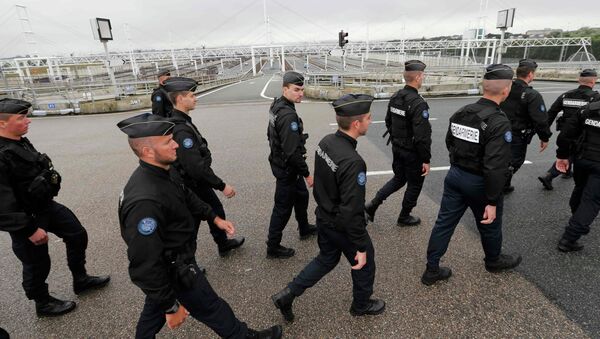 Policías franceses en el puerto de Calais - Sputnik Mundo