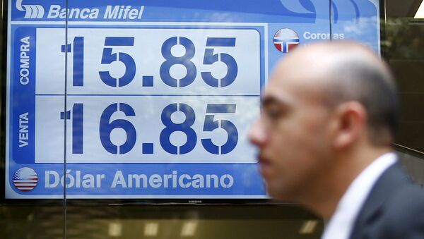 Un hombre está pasando enfrente de un marcador con las tasas de peso mexicano y dólar estadounidense - Sputnik Mundo