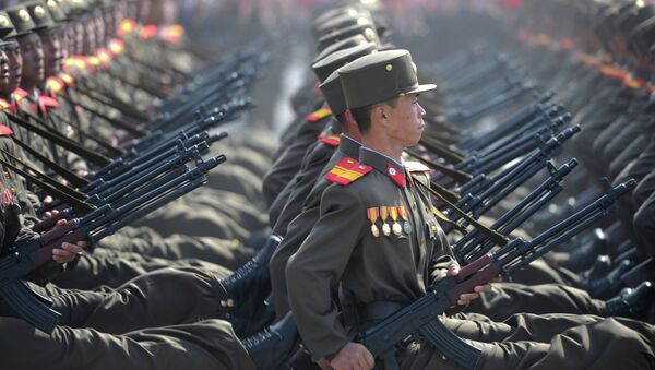 Soldados norcoreanos durante un desfile militar - Sputnik Mundo