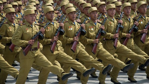 North Korean soldiers march during a military parade past Kim Il-Sung square marking the 60th anniversary of the Korean war armistice in Pyongyang on July 27, 2013 - Sputnik Mundo