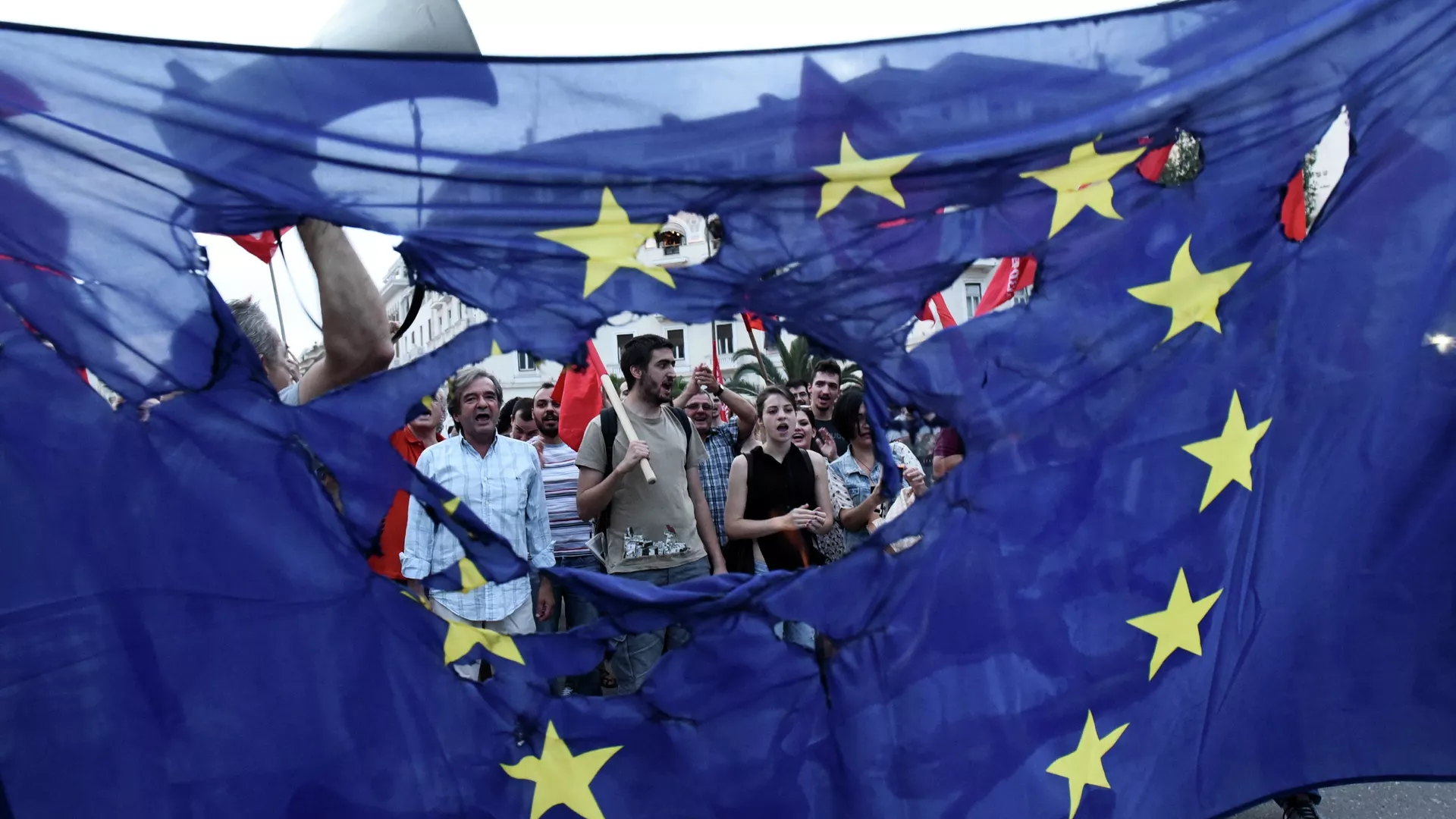 Una bandera rasgada de la UE  - Sputnik Mundo, 1920, 13.07.2024