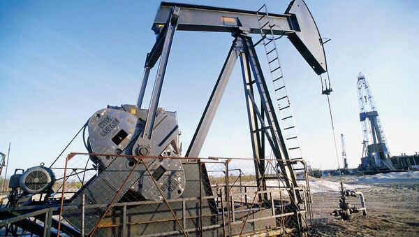 The prices of West Texas Intermediate (WTI), the US oil benchmark, and Brent crude, the global oil benchmark, hit record lows not seen since April 2009 on Tuesday. - Sputnik Mundo