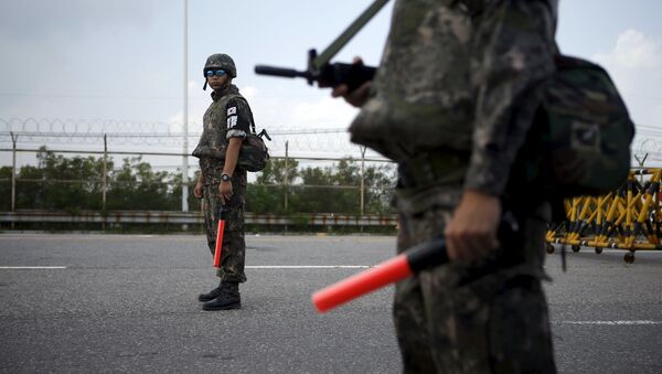 Soldados surcoreanos en el lugar de la explosión en la zona desmilitarizada - Sputnik Mundo