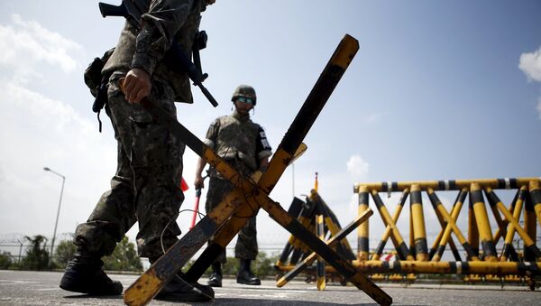 South Korean soldiers set up barricades at a checkpoint on the Grand Unification Bridge - Sputnik Mundo