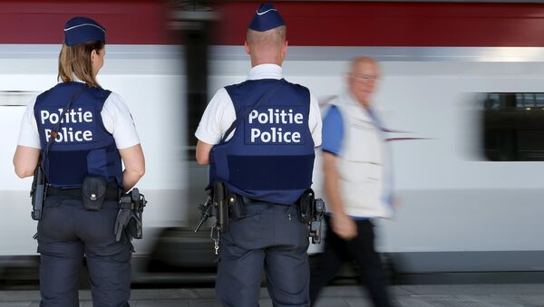 Belgian police officers stand guard on a platform at the Thalys high-speed train terminal at Brussels - Sputnik Mundo