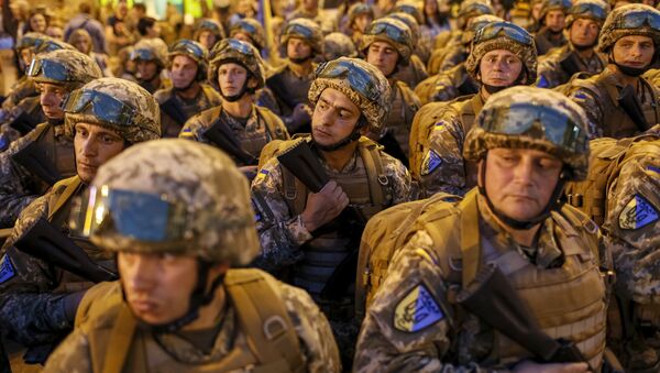 Ukrainian servicemen take part in a rehearsal for the Independence Day military parade, in the center of Kiev, Ukraine - Sputnik Mundo