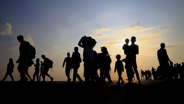 Syrian refugees from Kobani walk at the port of Kos following a rescue opperation off the Greek island of Kos August 10, 2015 - Sputnik Mundo