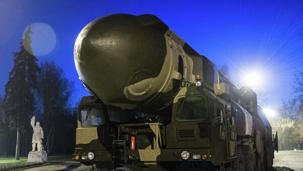 La lanzadera de misiles Tópol (Archivo) - Sputnik Mundo