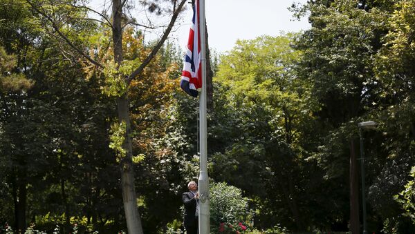 Bandera británica esta izado ante la Embajada de Reino Unido en Teherán, el 23 de agosto, 2015 - Sputnik Mundo