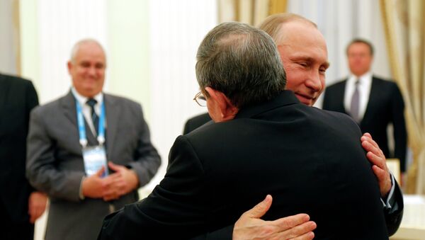 Vladímir Putin, presidente de Rusia, y Raul Castro, presidente de Cuba (archivo) - Sputnik Mundo