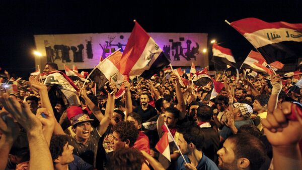 Iraquíes con banderas nacionales durante manifestación - Sputnik Mundo