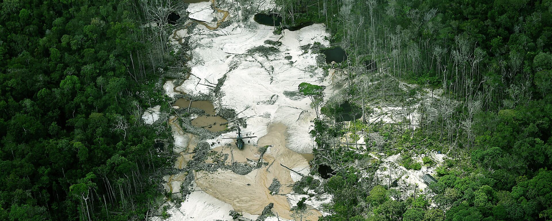 Mina de oro ilegal en la reserva natural Puinawai, Departamento de Guainía, Colombia - Sputnik Mundo, 1920, 24.08.2015