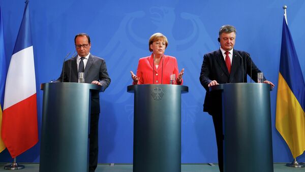 La canciller federal de Alemania, Angela Merkel, presidente de Franica, François Hollande y líder ucraniano, Petró Poroshenko. - Sputnik Mundo