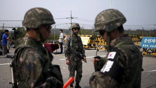Soldados de Corea del Sur cerca de la zona desmilitarizada que separa las dos Coreas (Archivo) - Sputnik Mundo