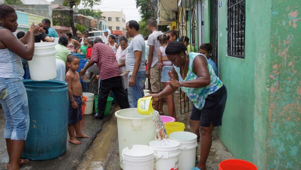 Dominicanos reciben agua dulce durante sequía en el país - Sputnik Mundo