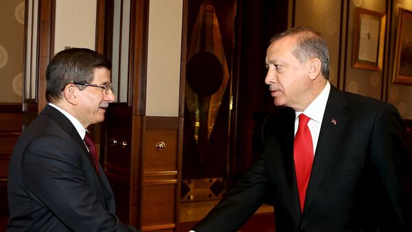Tayyip Recep Erdogan, presidente de Turquía, y Ahmet Davutoglu, primer ministro de Turquía, en el Palacio Presidencial en Ankara, el 25 de agosto, 2015 - Sputnik Mundo