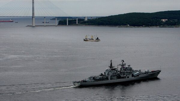 El destructor chino Taizhou durante las maniobras navales ruso-chinos en Vladivostók en 2015 - Sputnik Mundo