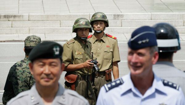 North Korean army soldiers and UN soldiers in DMZ - Sputnik Mundo