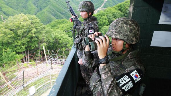 South Korean soldiers stand in a guard post at the Demilitarized Zone (DMZ) separating North and South Korea, in Hwacheon on August 26, 2015. - Sputnik Mundo