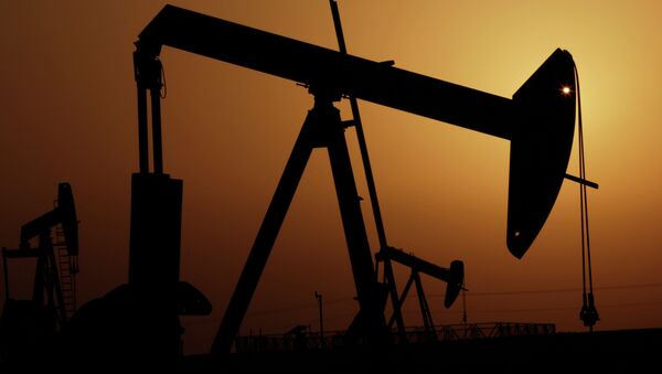In response to the high cost of US shale, Saudi Arabia has been selling its massive stockpile of crude oil at rock-bottom prices. - Sputnik Mundo