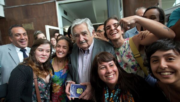 El ex presidente de Uruguay José Mujica con sus partidarios brasileños en Río de Janeiro - Sputnik Mundo