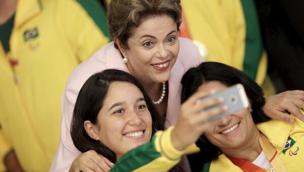 La presidenta de Brasil, Dilma Rousseff, con las atletas paralímpicos brasileños - Sputnik Mundo