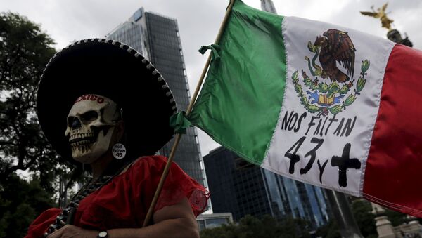 Una protesta en México a 11 meses de la desaparición de 43 estudiantes de Ayotzinapa. 26 de agosto de 2015 - Sputnik Mundo
