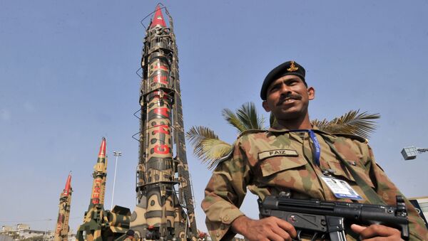 Pakistani Army soldiers guard nuclear-capable missiles at the International Defence Exhibition in Karachi - Sputnik Mundo